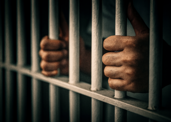 Executarea pedepsei: Orădean condamnat pentru loviri, prins și încarcerat de către polițiști.
