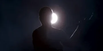 Scene de coșmar: femeie bătută cu pumnii, picioarele și un nunceag de concubin