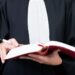 Patru persoane trimise în judecată pentru avocatură clandestină