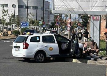 Accident pe Bulevardul Decebal: două mașini implicate, taxi proiectat pe trotuar