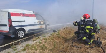 Autoutilitară în flăcări pe Centura Nojorid. Pompierii au intervenit prompt