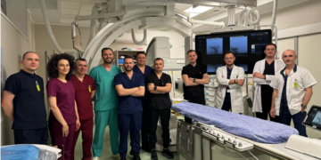 Echipa Compartimentului de Radiologie Intervențională a SCJU Bihor (de la stânga spre dreapta: teh. Remus Florian, Dr. Adriana Pop br. Adrian Negrean, teh. Andrei Lazăr, teh. Alex Bîrsan, fiz. med. Andrei Stoie, teh. Nicolae Cioca, Dr. Sebastian Boancă, Dr. Dan Mihoc, Dr. Mihai Gherman, Dr. Călin Morgovan