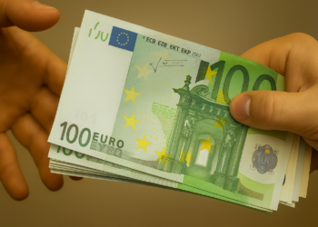 Inculpat reținut de DNA după ce ar fi pretins 180.000 de euro pentru a influența judecători ai Tribunalului București