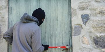 Au intrat peste el în casă, l-au lovit și l-au jefuit pentru 250 de lei și două pachete de țigări: trei inculpați trimiși în judecată la Oradea