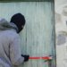 Au intrat peste el în casă, l-au lovit și l-au jefuit pentru 250 de lei și două pachete de țigări: trei inculpați trimiși în judecată la Oradea