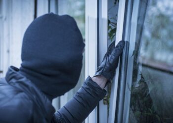 Furt în serie la Oradea: a spart locuințe, baruri și sedii, dar n-a scăpat de polițiști
