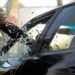 Noapte de furie! Un bărbat a distrus trei mașini și a spart geamurile unei clădiri