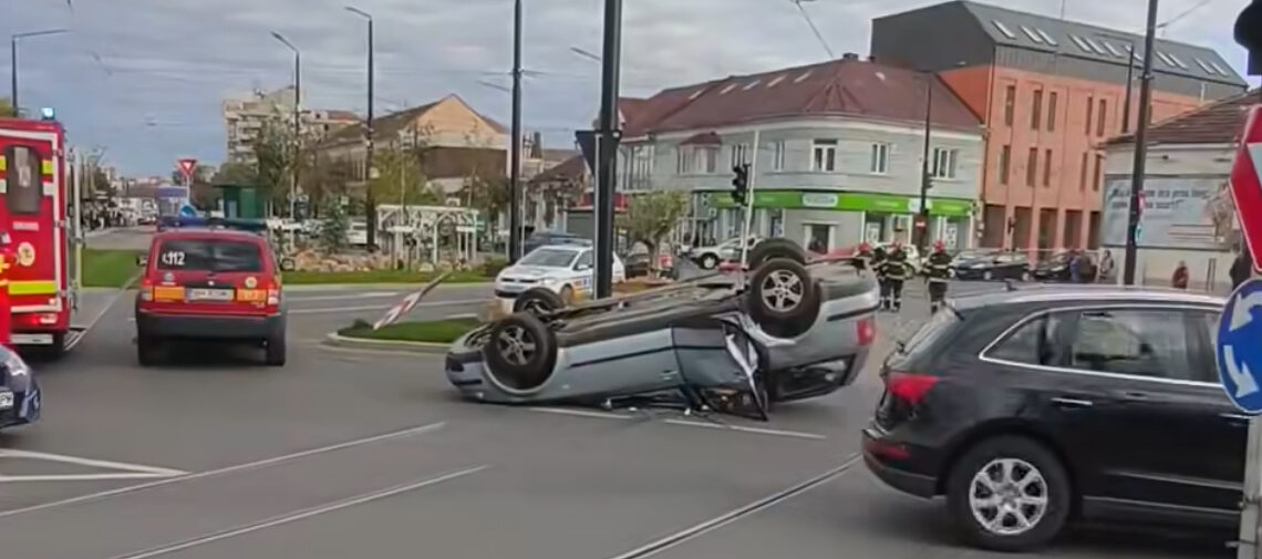 Accident rutier în Oradea, pe Calea Aradului:  mașină răsturnată în intersecția de la Emanuel