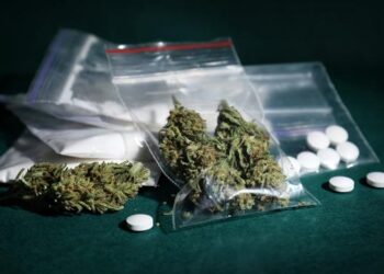 Cristale, cannabis și pastile: ce au găsit anchetatorii în apartamentul din Oradea!