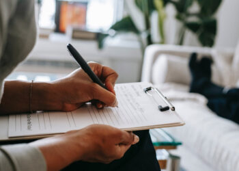 Nulitatea absolută a raportului de evaluare întocmit de inspectorul de integritate: obligativitatea adresării către persoana evaluată a invitaţiei privind exprimarea unui punct de vedere  | JURISPRUDENȚĂ ÎCCJ
