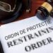 Ordinul de protecție provizoriu nu va mai expira după cinci zile: agresorii vor rămâne sub interdicție până la decizia instanței