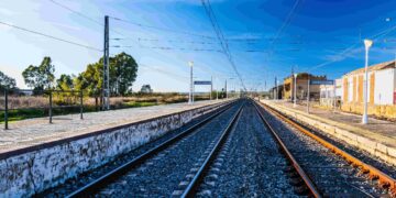 A ținut-o pe șine și a privit cum trenul o lovește: 12 ani de închisoare pentru o crimă are a șocat Oradea