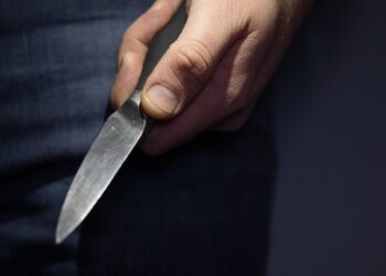 Agresiune cu cuțitul asupra propriei mame: instanța menține arestul preventiv