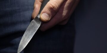 Agresiune cu cuțitul asupra propriei mame: instanța menține arestul preventiv