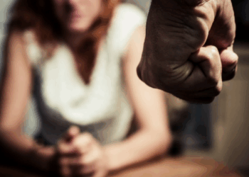 Acuzat de violență domestică, lipsire de libertate și tentativă de viol: instanța menține măsura arestului preventiv