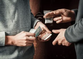 Livrări de cocaină în Bihor: Un bărbat a vândut 10 grame de cocaină ca la piață