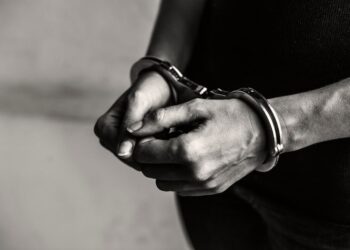 Bărbat arestat după ce și-a terorizat părinții: violență, amenințări și ordin de protecție încălcat