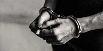 Bărbat arestat după ce și-a terorizat părinții: violență, amenințări și ordin de protecție încălcat