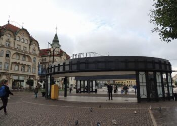 Scene obscene în Piața Unirii! Un bărbat, surprins masturbându-se în plină stradă