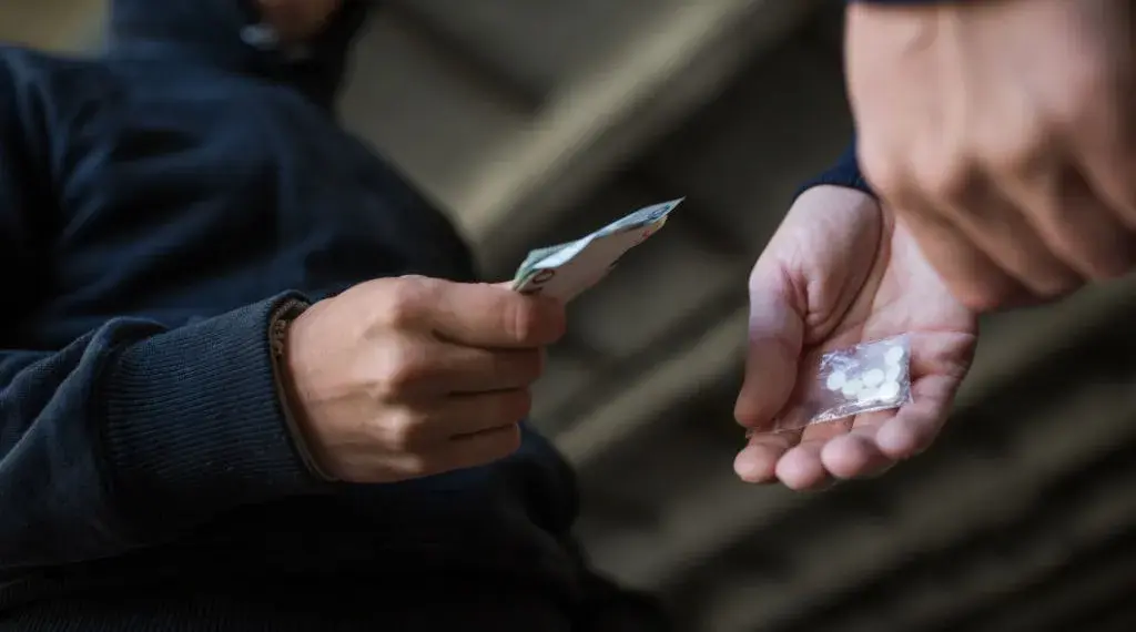 Droguri, bani și „cristal” în Oradea: pedepse definitive pentru trei tineri prinși de DIICOT