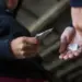 Droguri, bani și „cristal” în Oradea: pedepse definitive pentru trei tineri prinși de DIICOT
