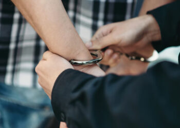 Tineri din Bihor, trimiși după gratii după un jaf absurd: au furat 23 de lei, băutură și un cârnat!