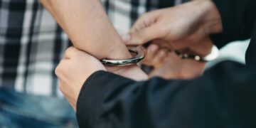 Tineri din Bihor, trimiși după gratii după un jaf absurd: au furat 23 de lei, băutură și un cârnat!