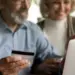 Nou tip de fraudă lovește România: pensionarii rămân fără bani după ce rudele le golesc conturile