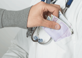Încă un caz de luare de mită în sistemul medical: Medic primar din Timiș, acuzat în 34 de acte materiale, își recunoaște vinovăția. Acordul prevede 2 ani și 8 luni închisoare cu suspendare.