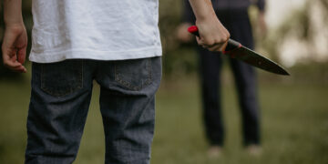 Conflict între vecini încheiat cu trei lovituri de cuțit: agresorul rămâne în arest preventiv