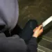 Coșmar într-un apartament din Bihor: trei bărbați au năvălit în casă și au pus cuțitul la gâtul victimei pentru 250 de lei!