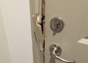 Scandal violent în familie: Un bărbat ar fi intrat peste propriii copii cu o bucată de fier în mână