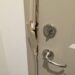 Scandal violent în familie: Un bărbat ar fi intrat peste propriii copii cu o bucată de fier în mână