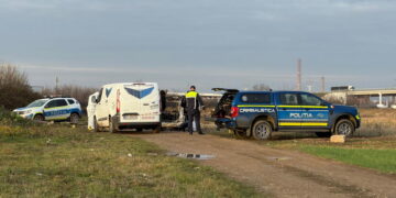 Cadavru carbonizat descoperit într-o mașină arsă lângă Oradea