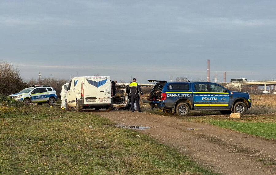 Cadavru carbonizat descoperit într-o mașină arsă lângă Oradea