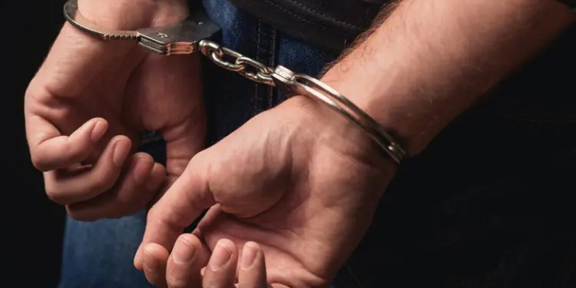 Tânărul acuzat de tentativă de omor, după ce a bătut un bărbat până l-a lăsat în comă, rămâne după gratii