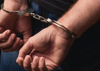 Tânărul acuzat de tentativă de omor, după ce a bătut un bărbat până l-a lăsat în comă, rămâne după gratii