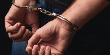 Tânărul acuzat de tentativă de omor, după ce a bătut un bărbat până l-a lăsat în comă, rămâne după gratii