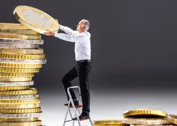 Legea pensiilor private a fost adoptată: cum și când își vor primi românii banii din Pilonul II și III