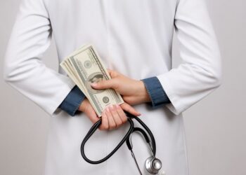 Medic din Băile Felix, acuzat că a primit mită de la mai mulți pacienți: acord de recunoaștere a vinovăției trimis la Tribunalul Bihor