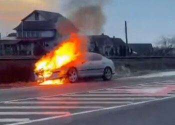 Intervenție dramatică în Chiribiș: autoturism cuprins de flăcări sub ochii șoferilor