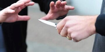 Femeie de 44 de ani, în stare gravă, după ce a fost înjunghiată de fiul său, în Oradea