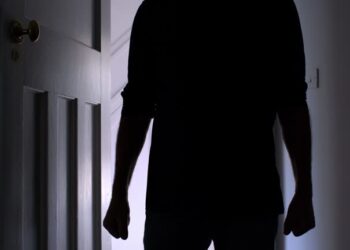 Scandal în Bihor: bărbat trimis în judecată după ce ar fi intrat peste fosta soție și ar fi amenințat familia acesteia