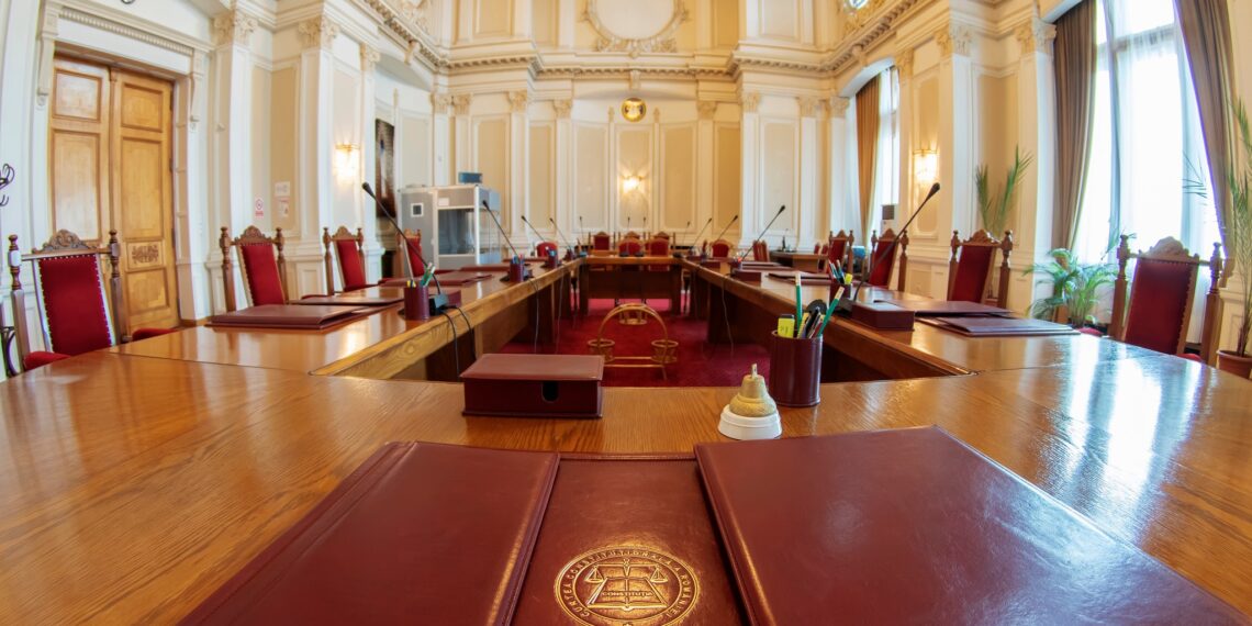 Reducerea a peste 45.000 de posturi din administrația locală, contestată la CCR de Avocatul Poporului