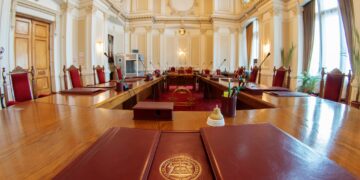 Reducerea a peste 45.000 de posturi din administrația locală, contestată la CCR de Avocatul Poporului