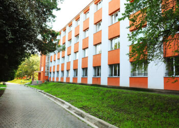 Razie matinală în căminele studențești din Cluj: aproape 600 de persoane legitimate de polițiști