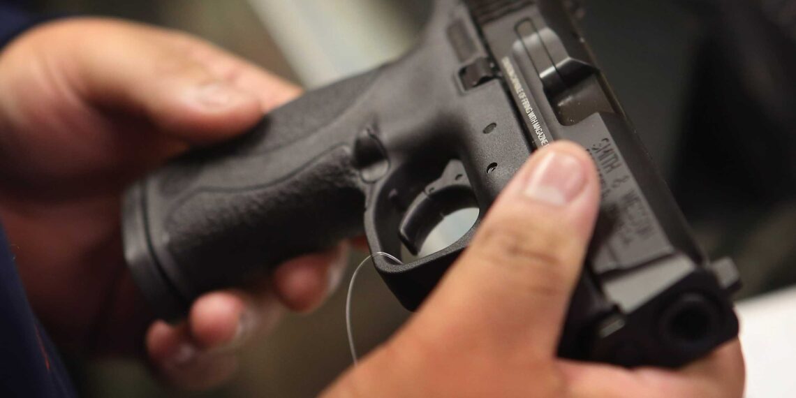 „Mâine vin cu pistolul și te împușc!” — o ceartă într-un local degenerată în amenințări la adresa unui polițist și finalizată cu ani de închisoare