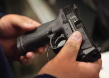 „Mâine vin cu pistolul și te împușc!” — o ceartă într-un local degenerată în amenințări la adresa unui polițist și finalizată cu ani de închisoare