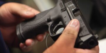 „Mâine vin cu pistolul și te împușc!” — o ceartă într-un local degenerată în amenințări la adresa unui polițist și finalizată cu ani de închisoare