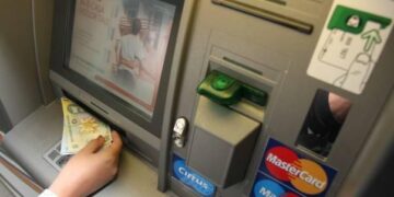 Un pahar, un PIN și conturi golite: cum își atrăgea victimele, ce le promitea și cum a ajuns condamnată pentru fraude repetate